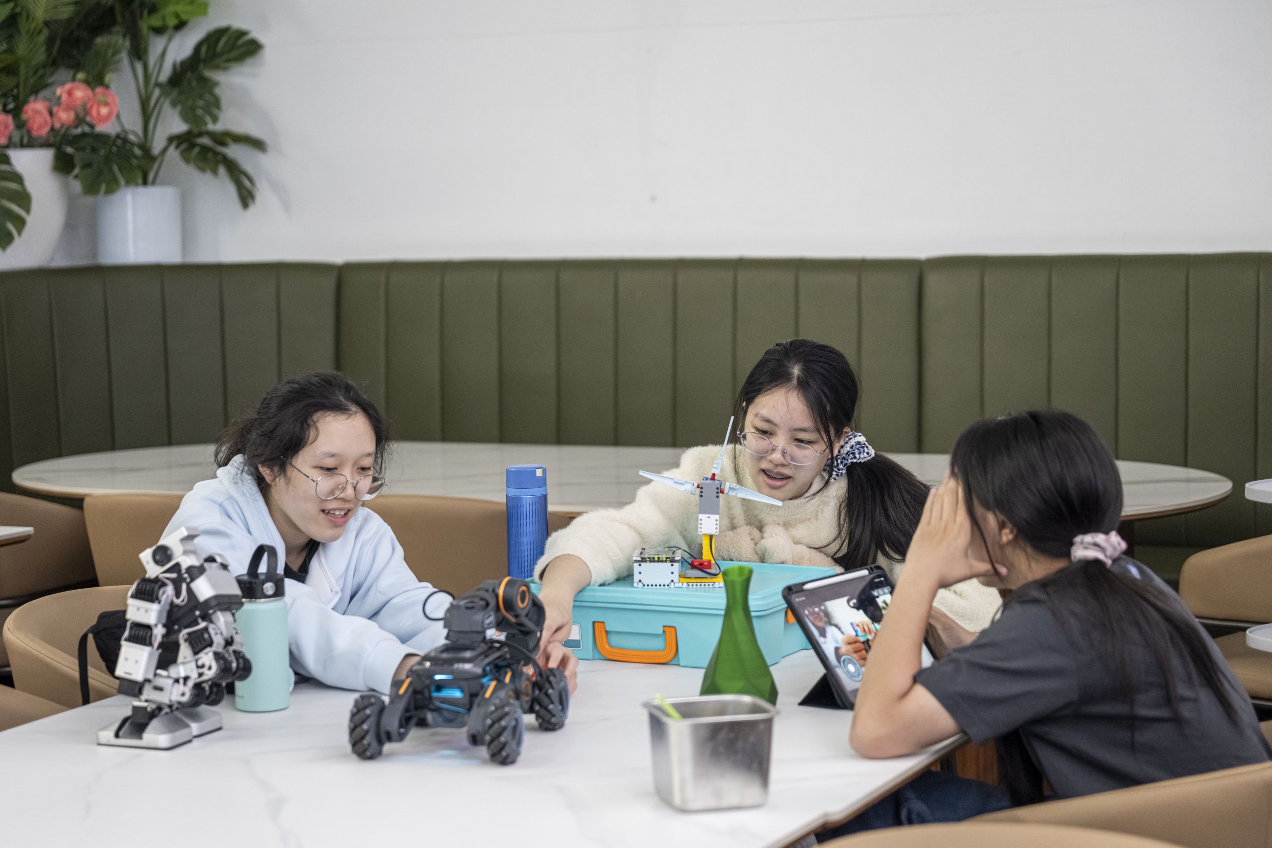 Students collaborating with UGOT modular robots